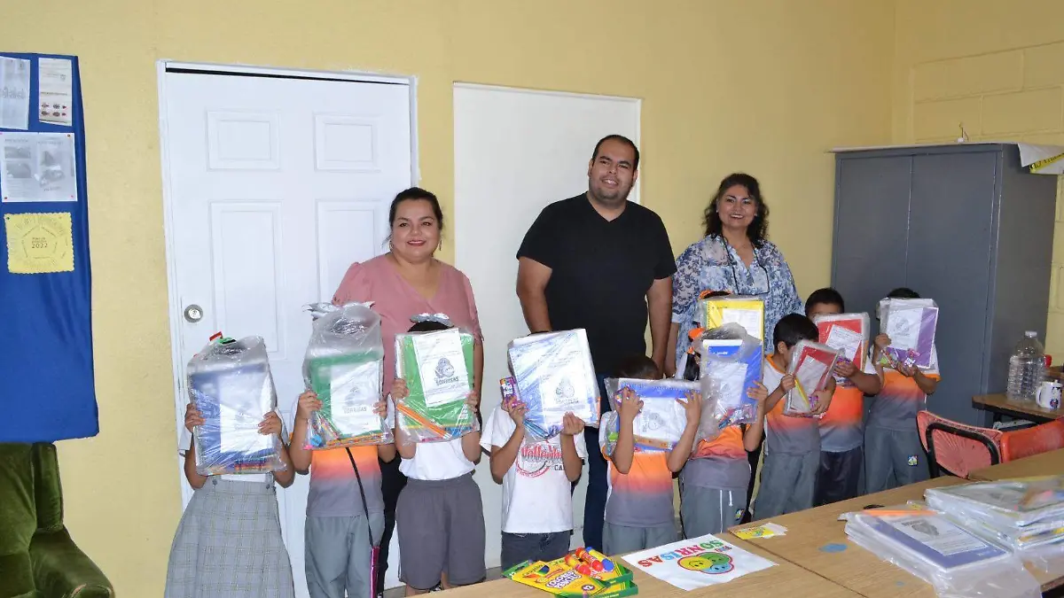 Este jueves, la agrupación Mil Sonrisas repartió 40 “kits” con materiales escolares en la escuela primaria “20 de noviembre”